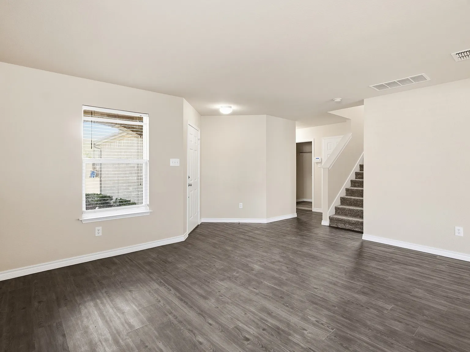 4 bed, 2341 sqft, $2,500 — Photo 3