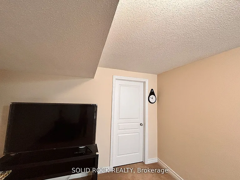 66 Madelon Dr — Photo 36