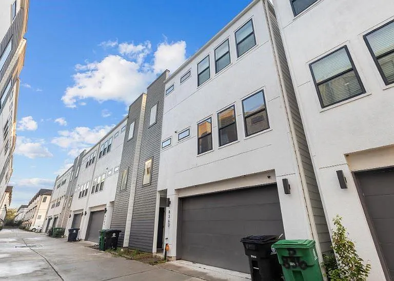 836 Fisher St #D — Photo 2