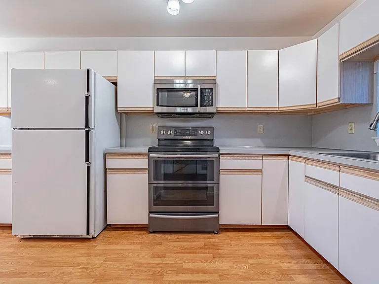323 Surrey Pl — Photo 20