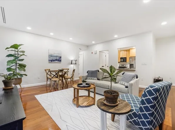 99 Florence St #50-1C, Newton, MA 02467