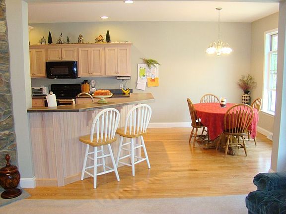 Eat-in kitchen
