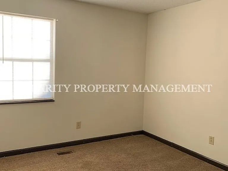 2218 Cloverleaf Cir SE — Photo 7