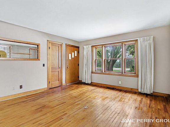 4th image of 3505 S Sheridan Rd