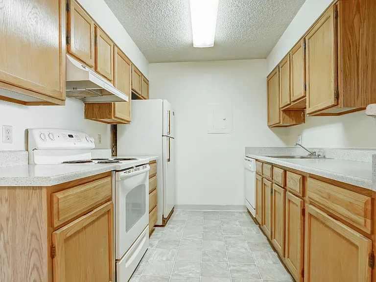 St. Moritz Apartments — Photo 36