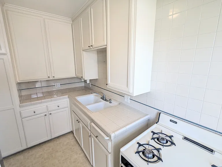5671 S San Vicente Blvd #D — Photo 6