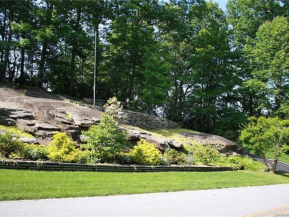 2nd image of 914 Rainbow Ln