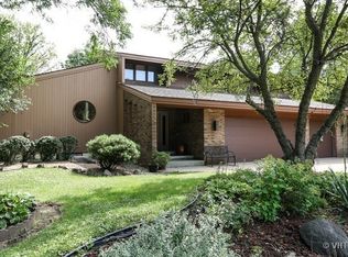 905 Merry Ln, Oak Brook, IL 60523