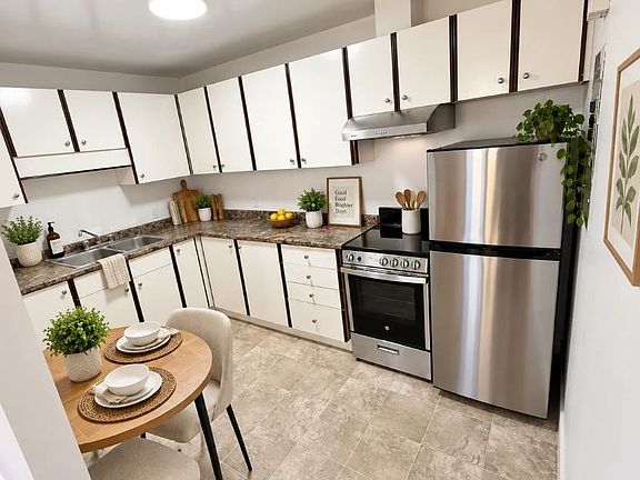 4th image of 1123 Queenston Rd
