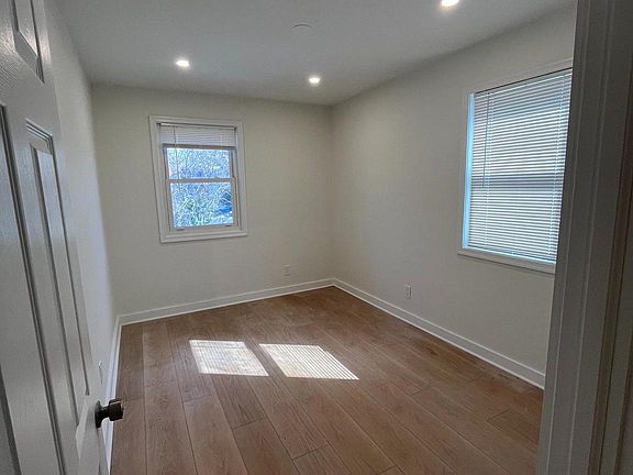 4th image of 5014 Nash St NE