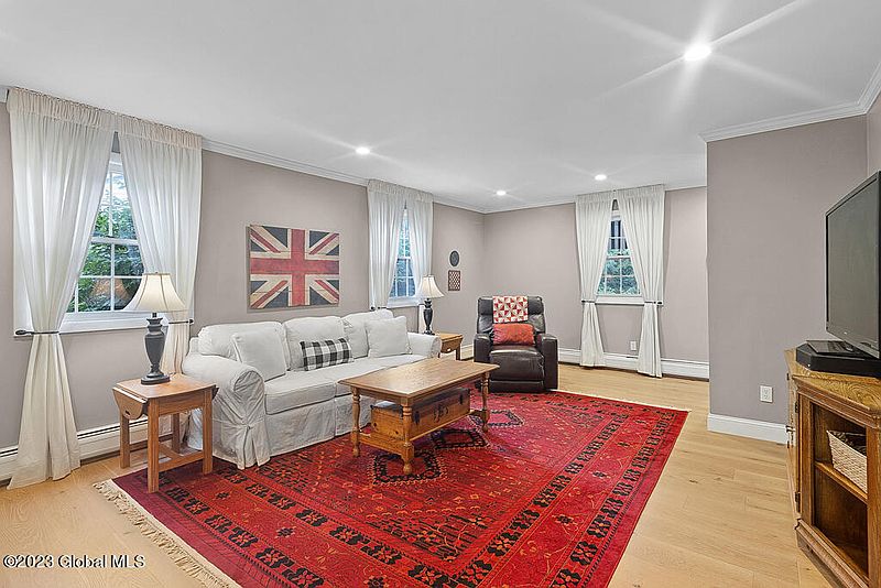 3rd image of 14 Sturbridge Court