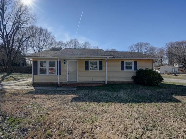 2 Windmill Dr, Wellford, SC 29385