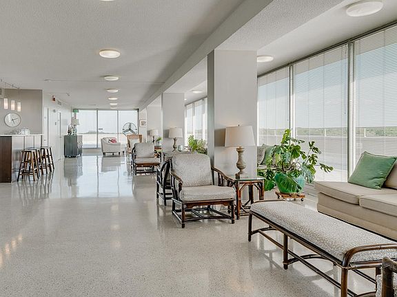 4th image of 1960 Parkway Dr #501