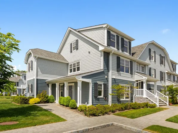 9 Village Green Dr, Southampton, NY 11968