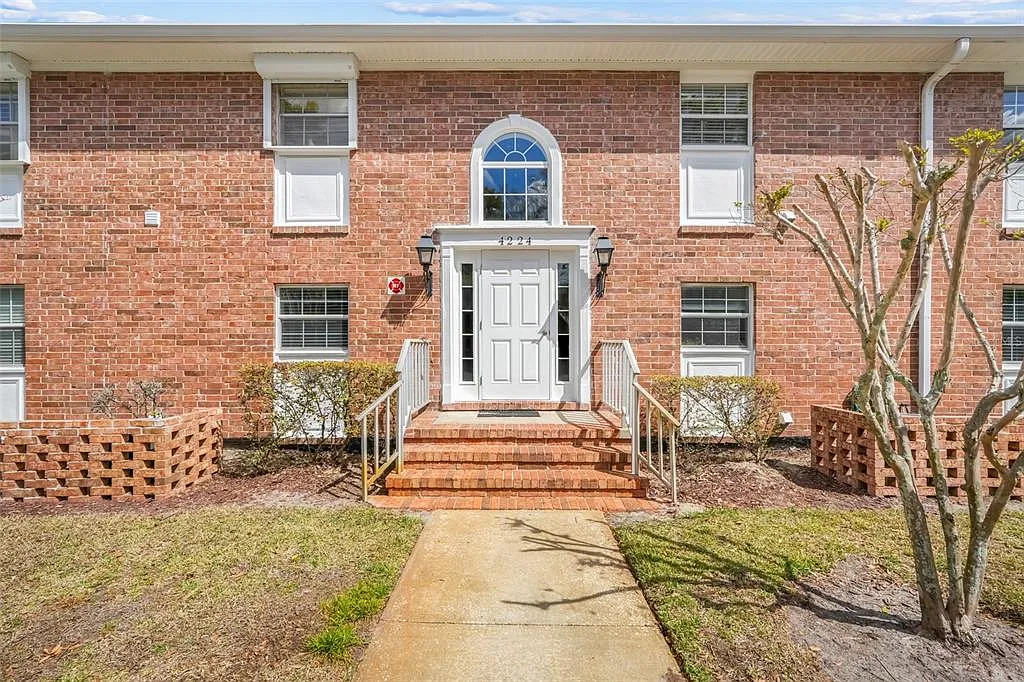 2 bed, 2.0 bath, 1400 sqft, $2,200 — Photo 2