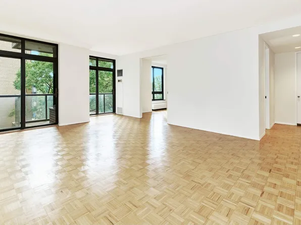 100 United Nations Plaza image 1 of 10