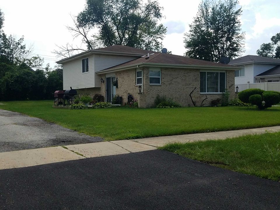 2nd image of 258 Leonard St