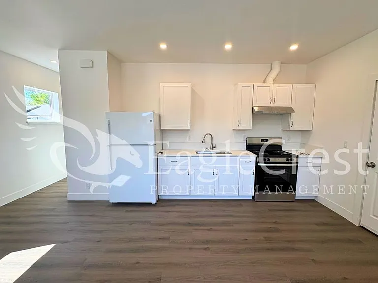420 Ankeny St — Photo 7