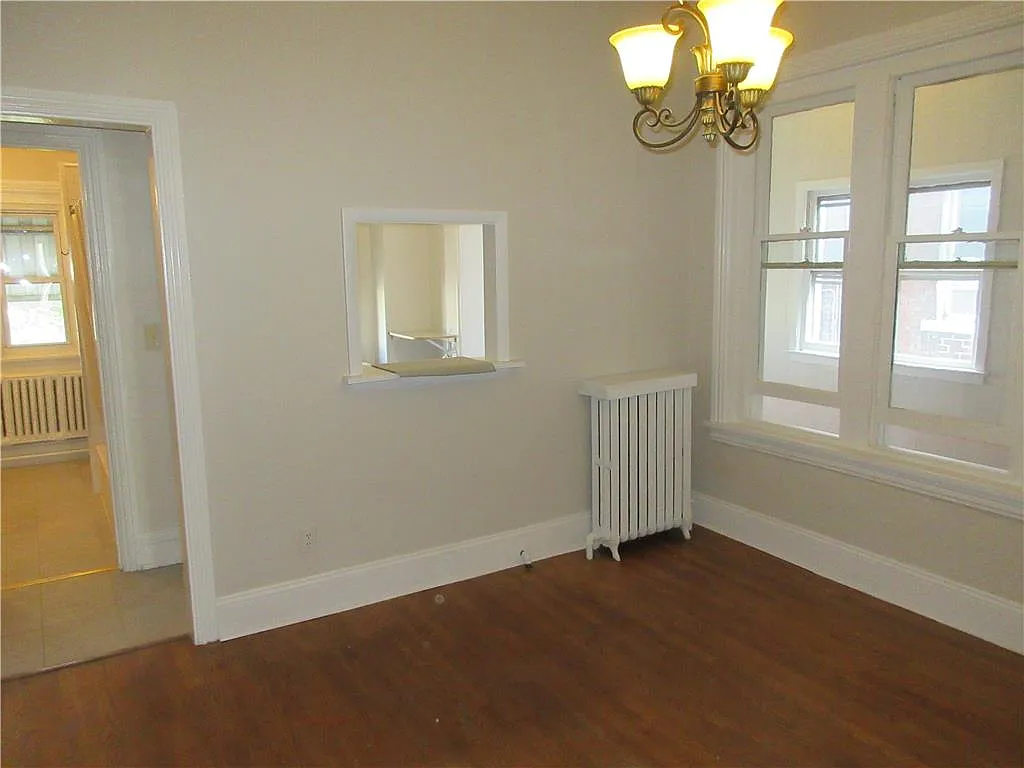 4 bed, 1.0 bath, 1300 sqft, $1,900 — Photo 4