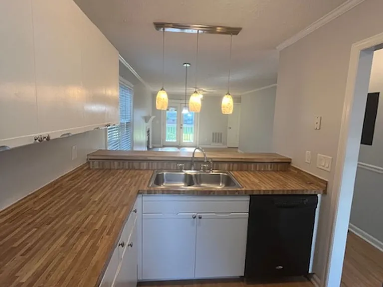 1843 Savannah Ct — Photo 8