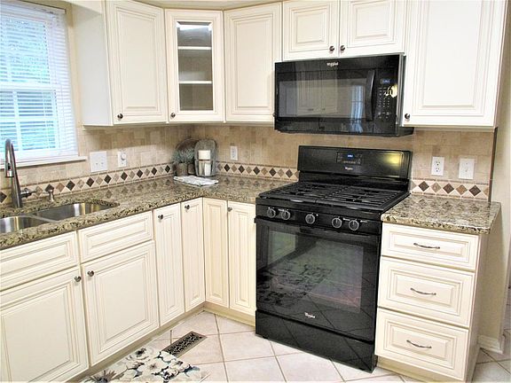 5th image of 920 Walton Trl