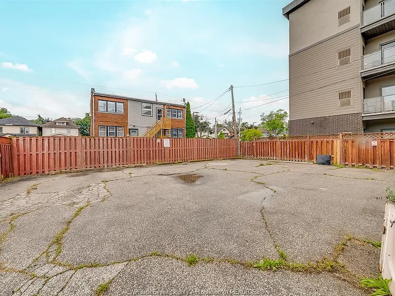 961 Ouellette Ave #2 — Photo 35