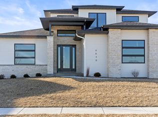 6638 Pelican St, Bettendorf, IA