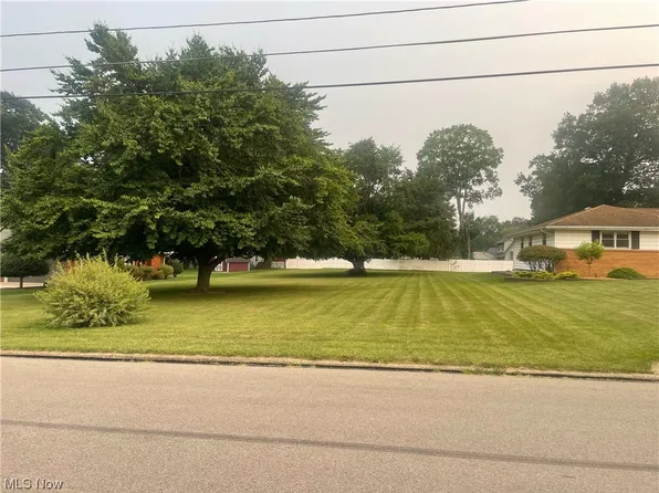 Country Ln, Youngstown, OH 44514