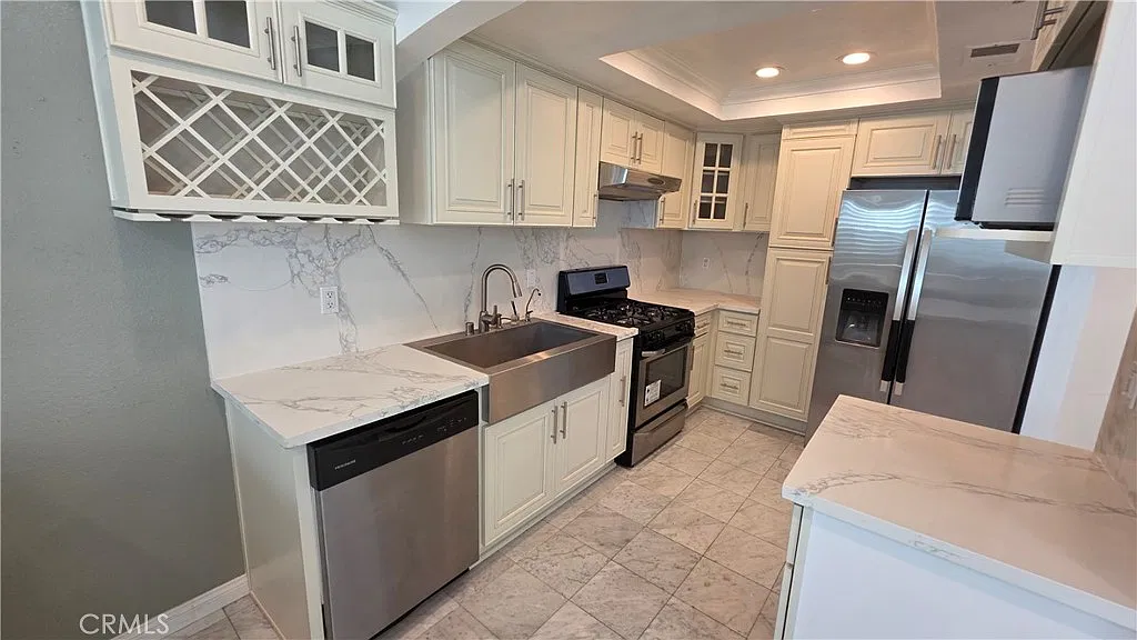 3 bed, 2.5 bath, 1175 sqft, $3,700 — Photo 2