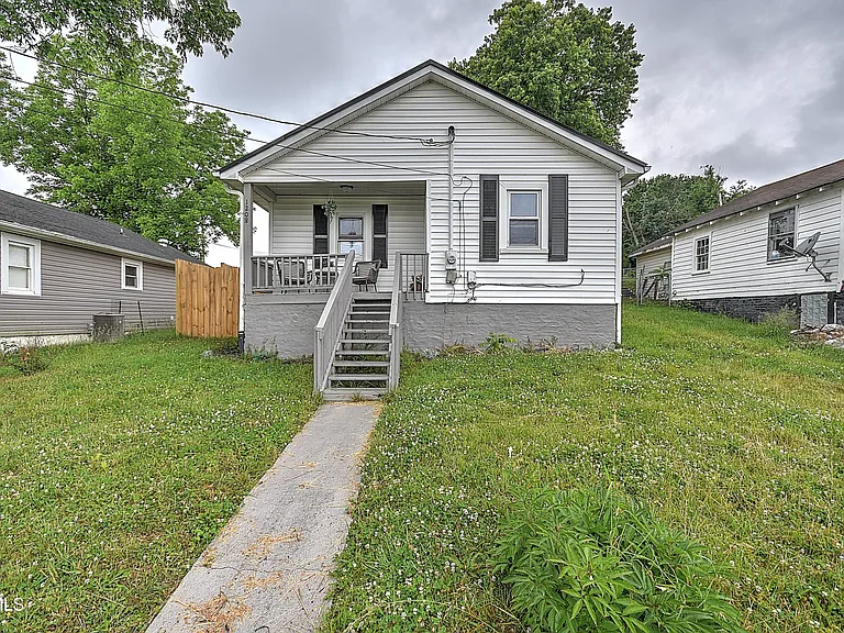 1208 Riverside Ave — Photo 1