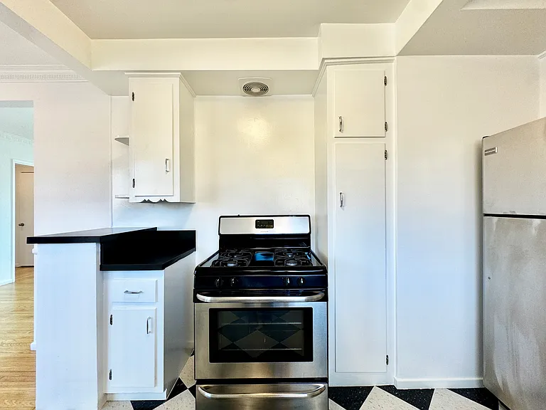 1266 N Laurel Ave #11 — Photo 9