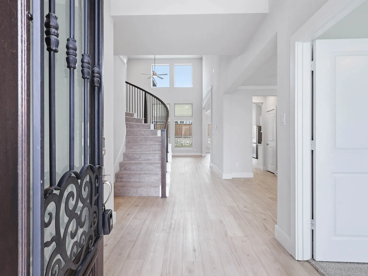 5 bed, 3201 sqft, $3,300 — Photo 2