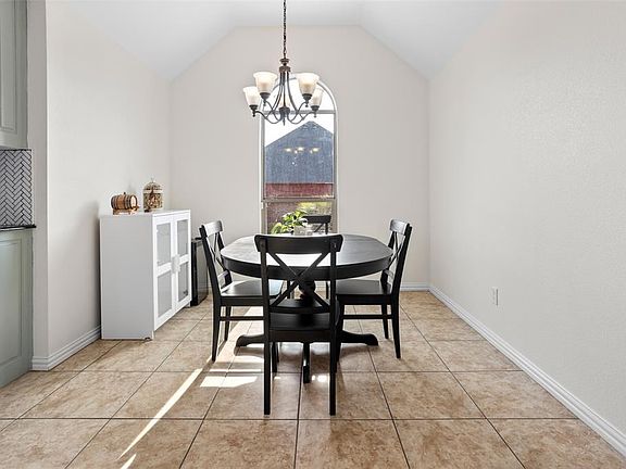 5th image of 305 Bay Hill Ct