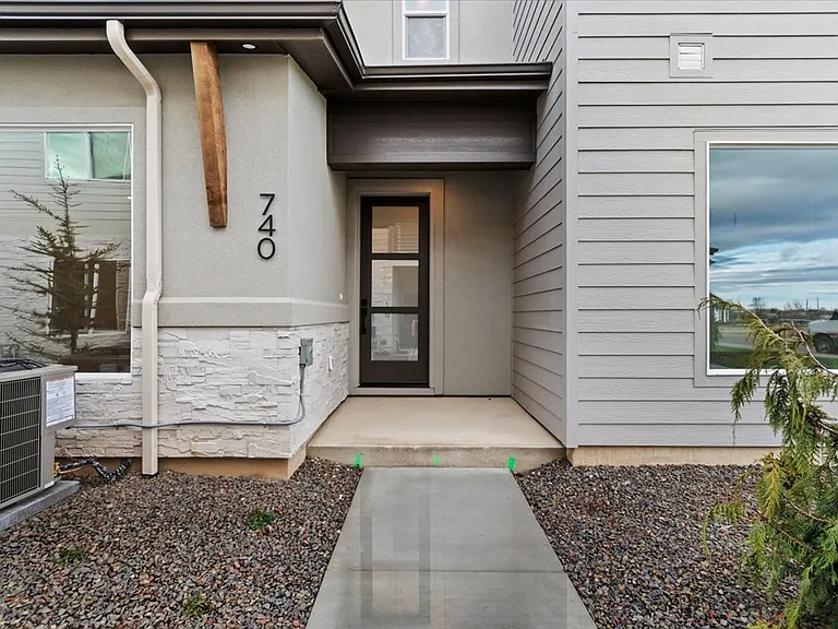 740 S Calhoun Ln — Photo 2