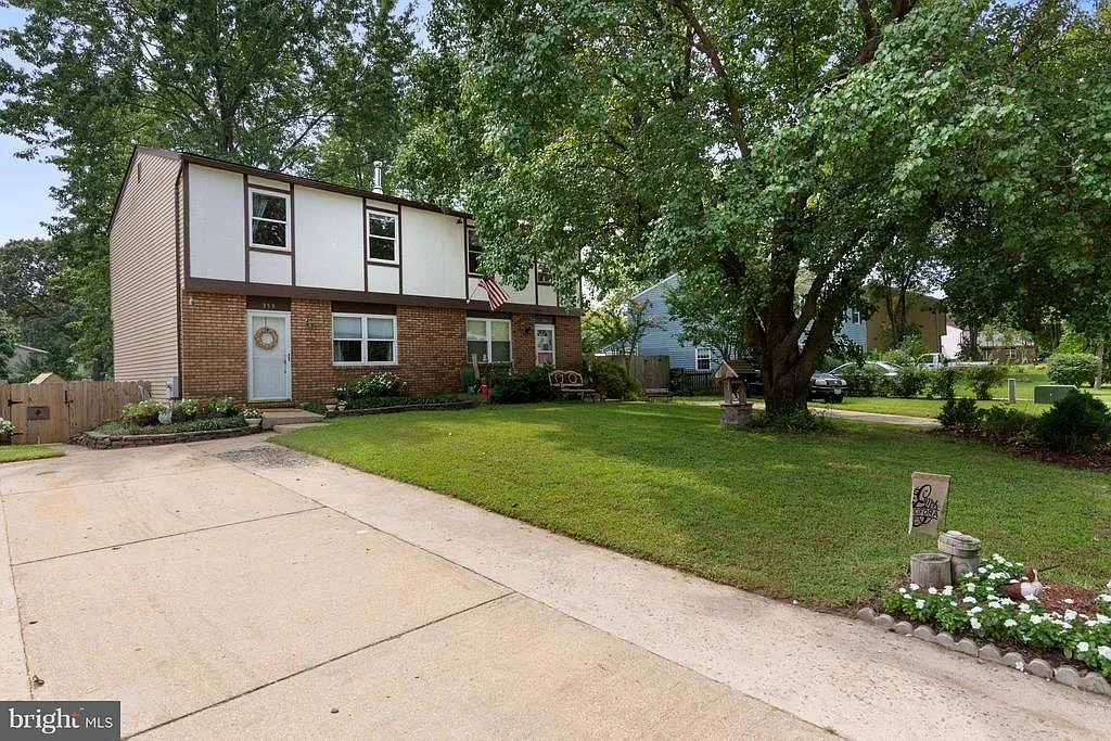 Building Photo - 359 River Rd