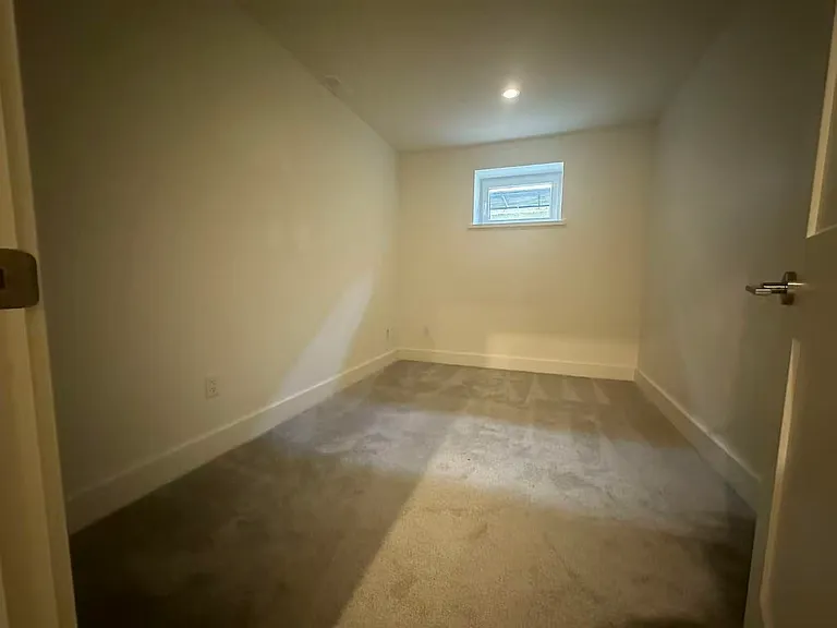 1525 King George Blvd — Photo 5