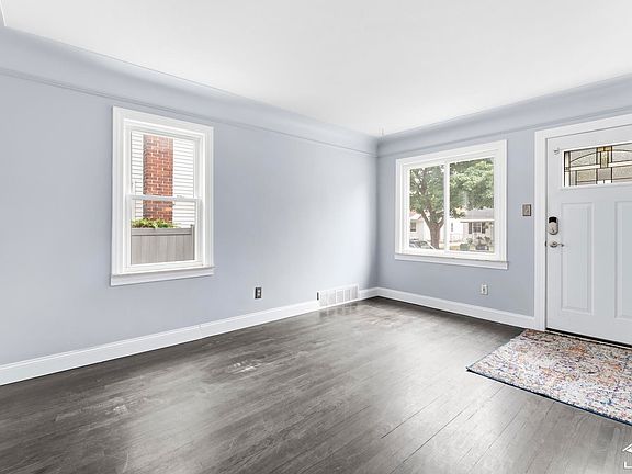 3rd image of 14896 Euclid Ave