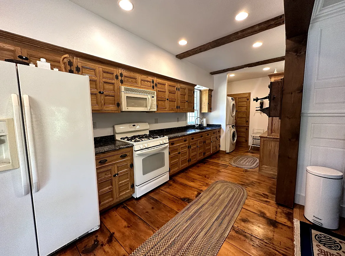 5 bed, 2400 sqft, $2,800 — Photo 2