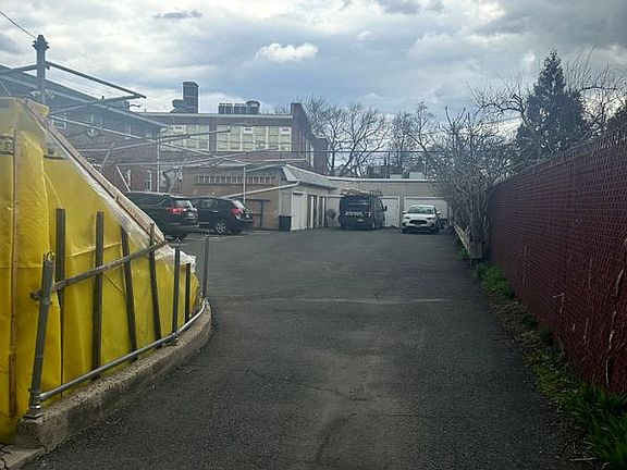4th image of 1075-1077 E Jersey St #2LEFT
