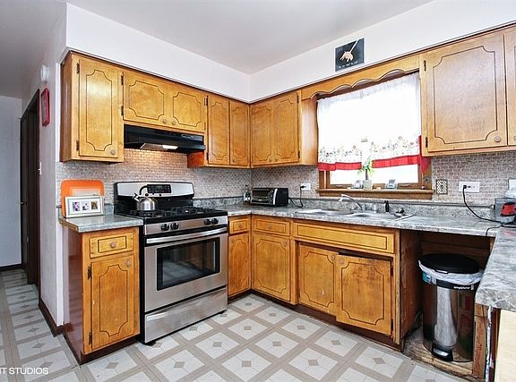 4th image of 502 Yates Ave