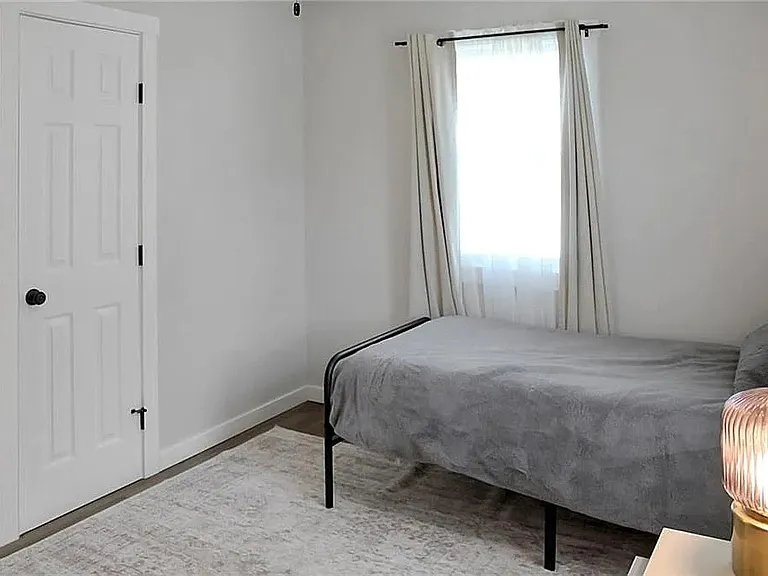726 W Broadway St — Photo 11