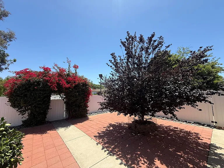 623 E St — Photo 1