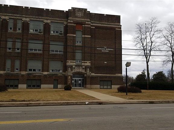 3rd image of 423 E Manhattan Blvd