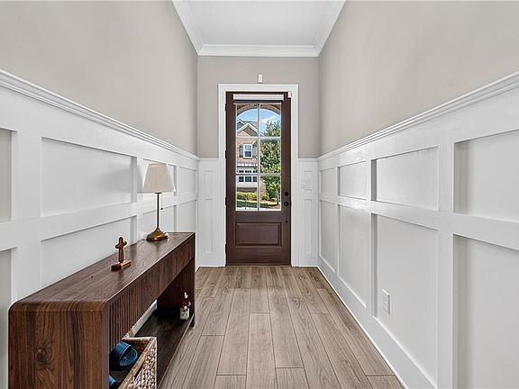 5th image of 6585 Creekview Cir