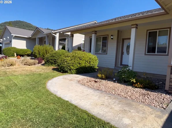 235 Cedar Brook Ln, Cave Junction, OR 97523