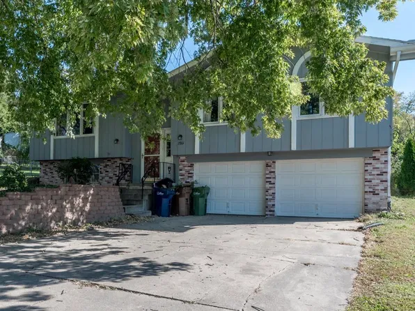2801 Mars Cir, Bellevue, NE 68005