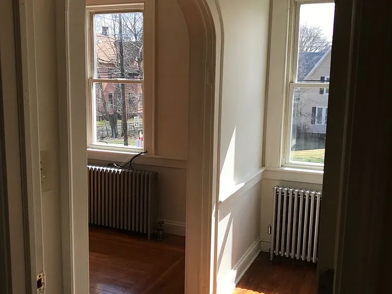 452-454 Thompson Ave — Photo 31