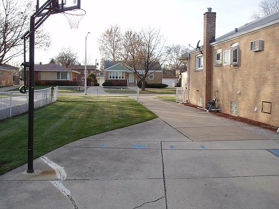 3rd image of 423 Granville Ave