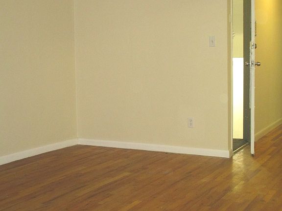 4th image of 3127 73rd St