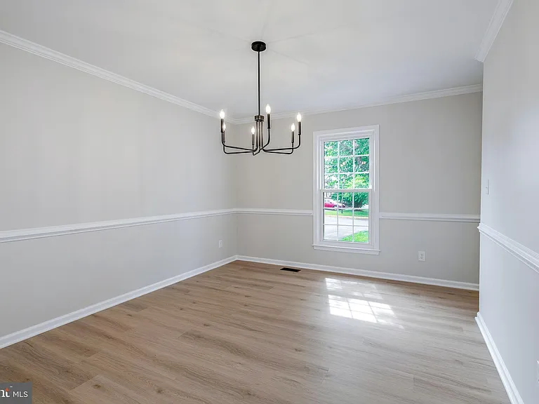 561 Tiffany Ct — Photo 8